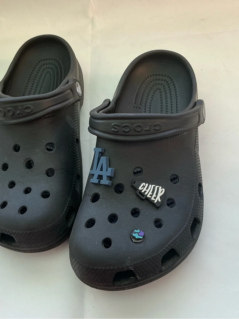 CROCS Unisex Black Clogs with LA Charm and Decorative Jibbitz